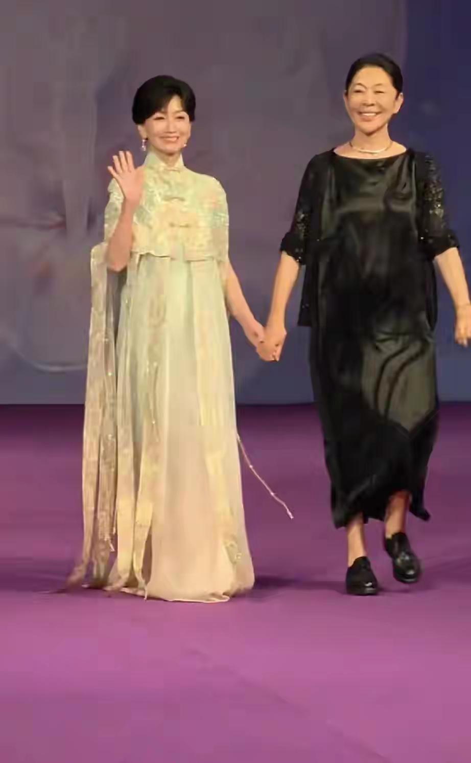 第38届百花奖红毯，赵雅芝倪萍牵手出场！
两代女神难得同框，氛围感直接拉满。
赵