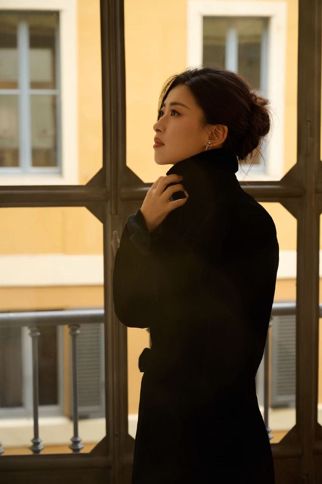 朱珠依然单身座谈会  1月28日，朱珠现身新剧《依然单身》在北京举行的专家学者研