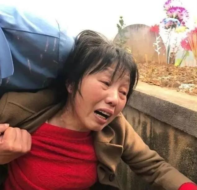 1984年，一战士壮烈牺牲，其新婚20天妻子拒绝改嫁，坚持生下遗腹子，35年后，