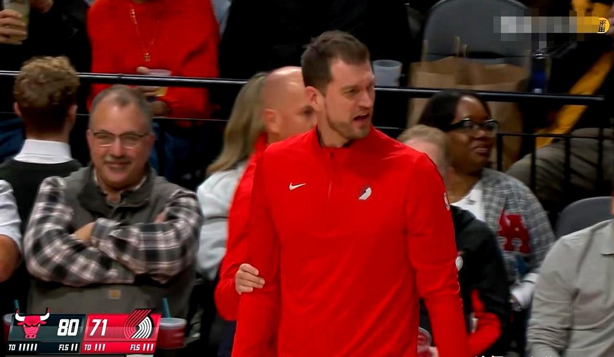 当时比赛进行到了第三节的六分多钟。开拓者主场迎战公牛，阿夫迪亚快攻冲篮下被对手犯