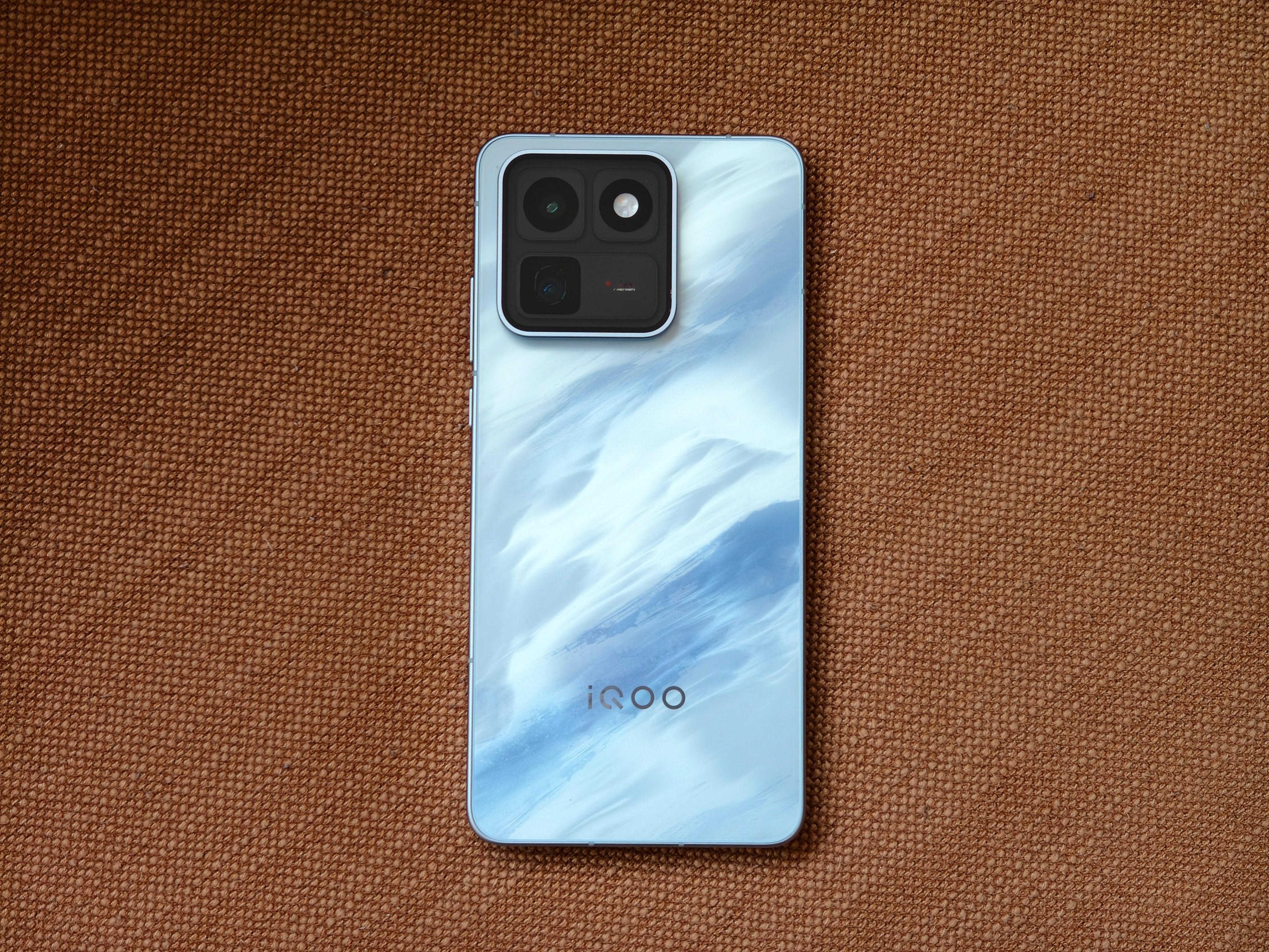 iQOO15T要来了，背面设计和iOOO 15 Ultra 的风格很像，悬浮式的