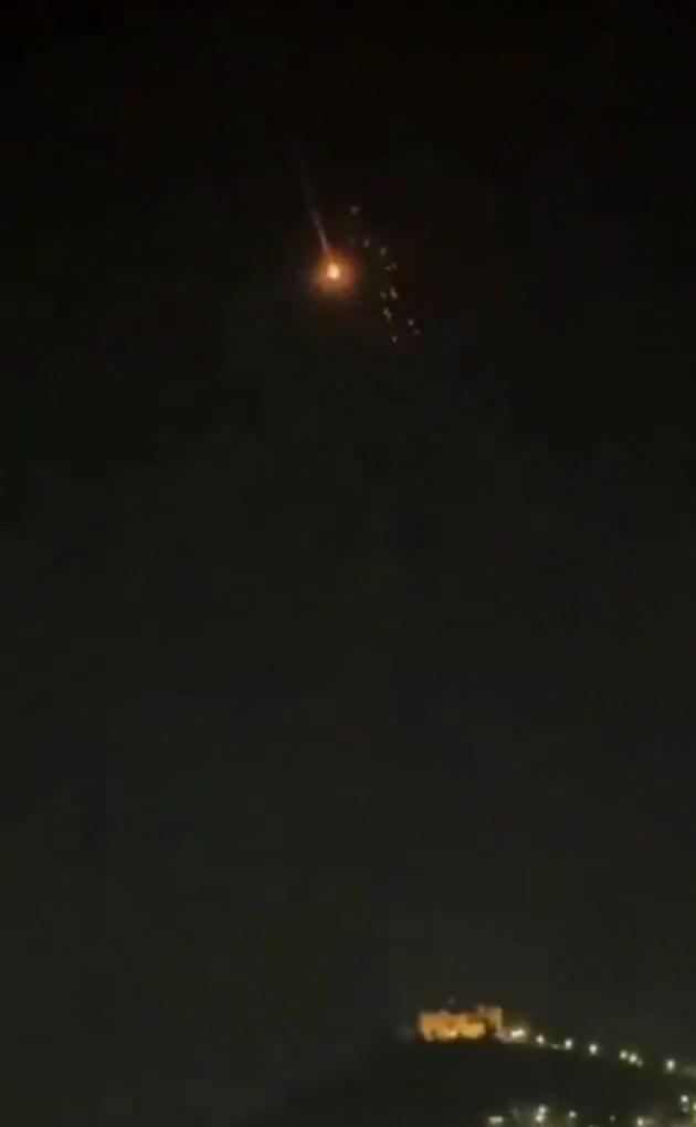 散花来，我左野哥。分解了，这是毒弹头，知道不？毒弹头跟毒弹头。快跑，这下完蛋了。