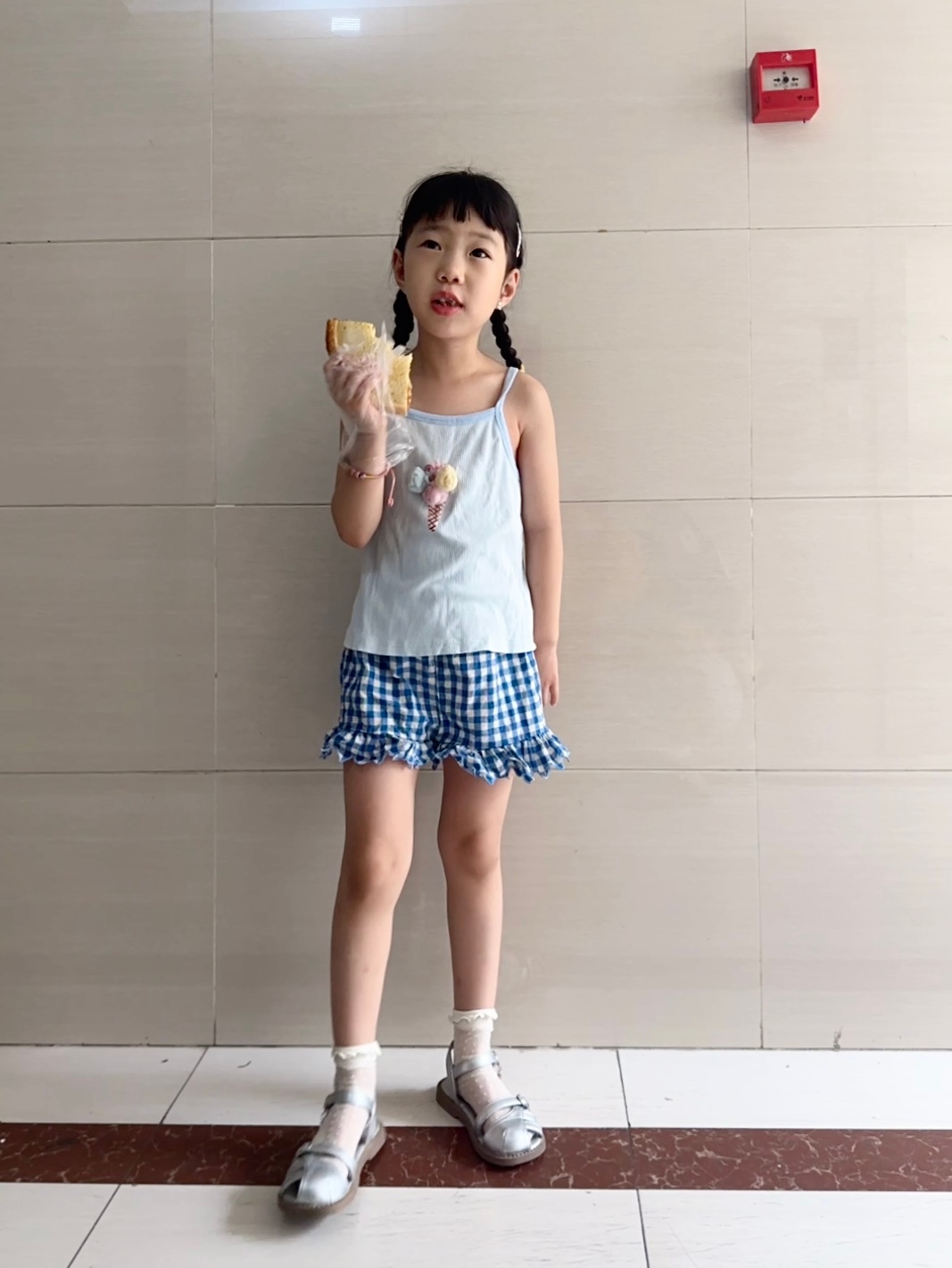 小满幼儿园ootd 昨晚吃剩得披萨 今儿早上接着吃去幼儿园不用吃主食了 喝点汤就