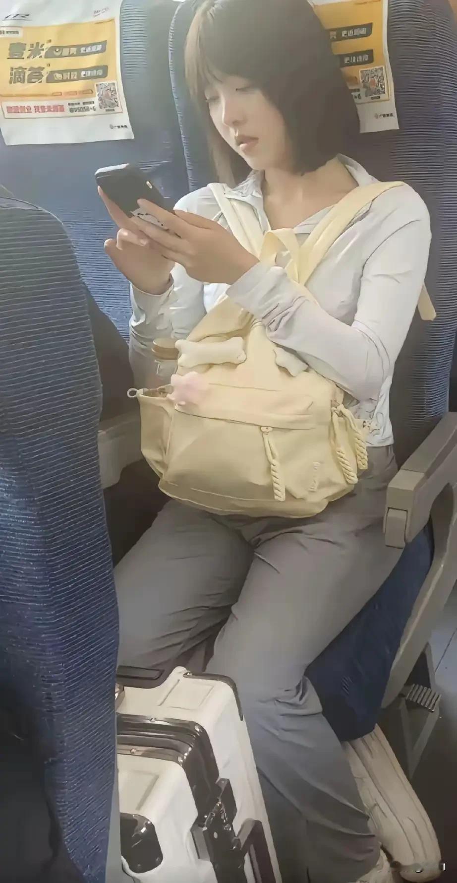旅途中的小确幸：列车上的一抹温馨时光🚄📱