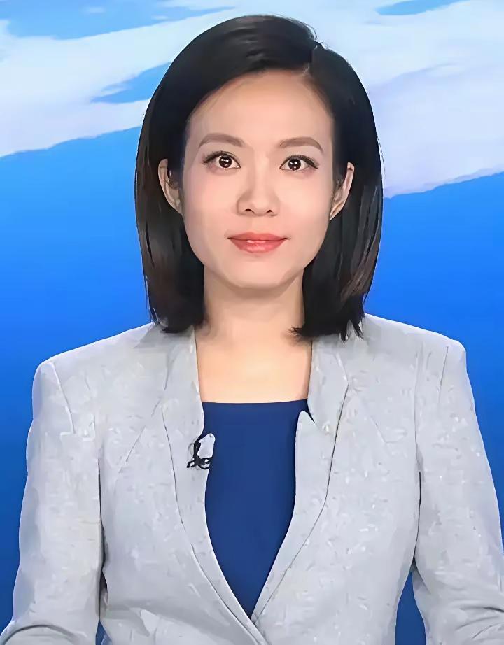 这位央视女主持人真的是太优雅了

简单的西装搭配深蓝色的内搭，给人一种沉稳的感觉