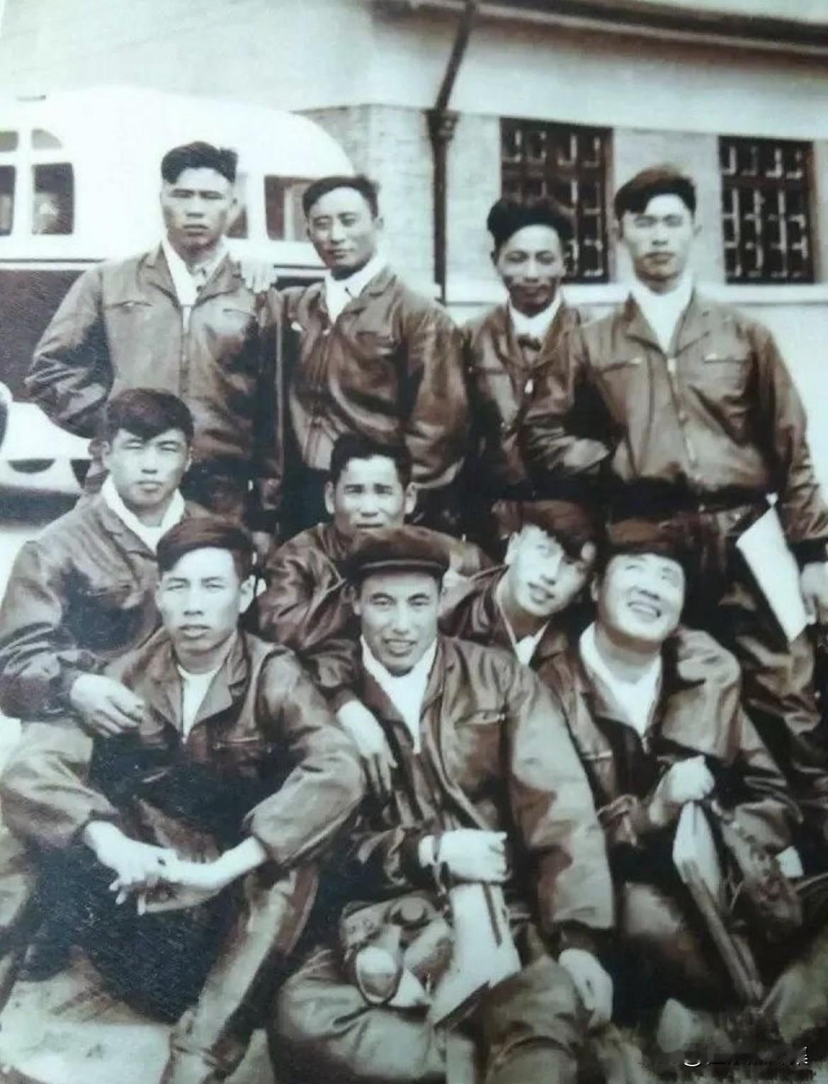 1952年，空19师共分两批向处于抗美援朝前线的空3师和空6师输送了飞行员46名