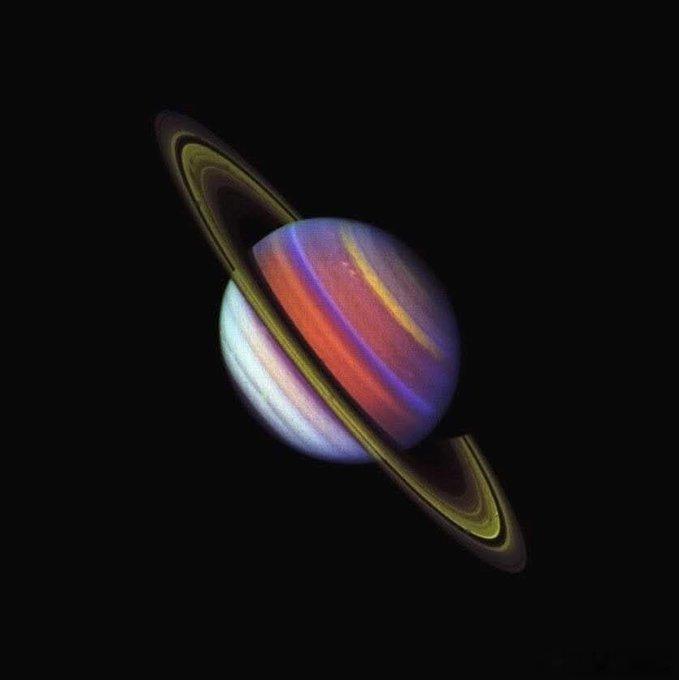 这幅令人叹为观止的土星肖像是通过组合旅行者2号于1981年7月12日拍摄的三张独