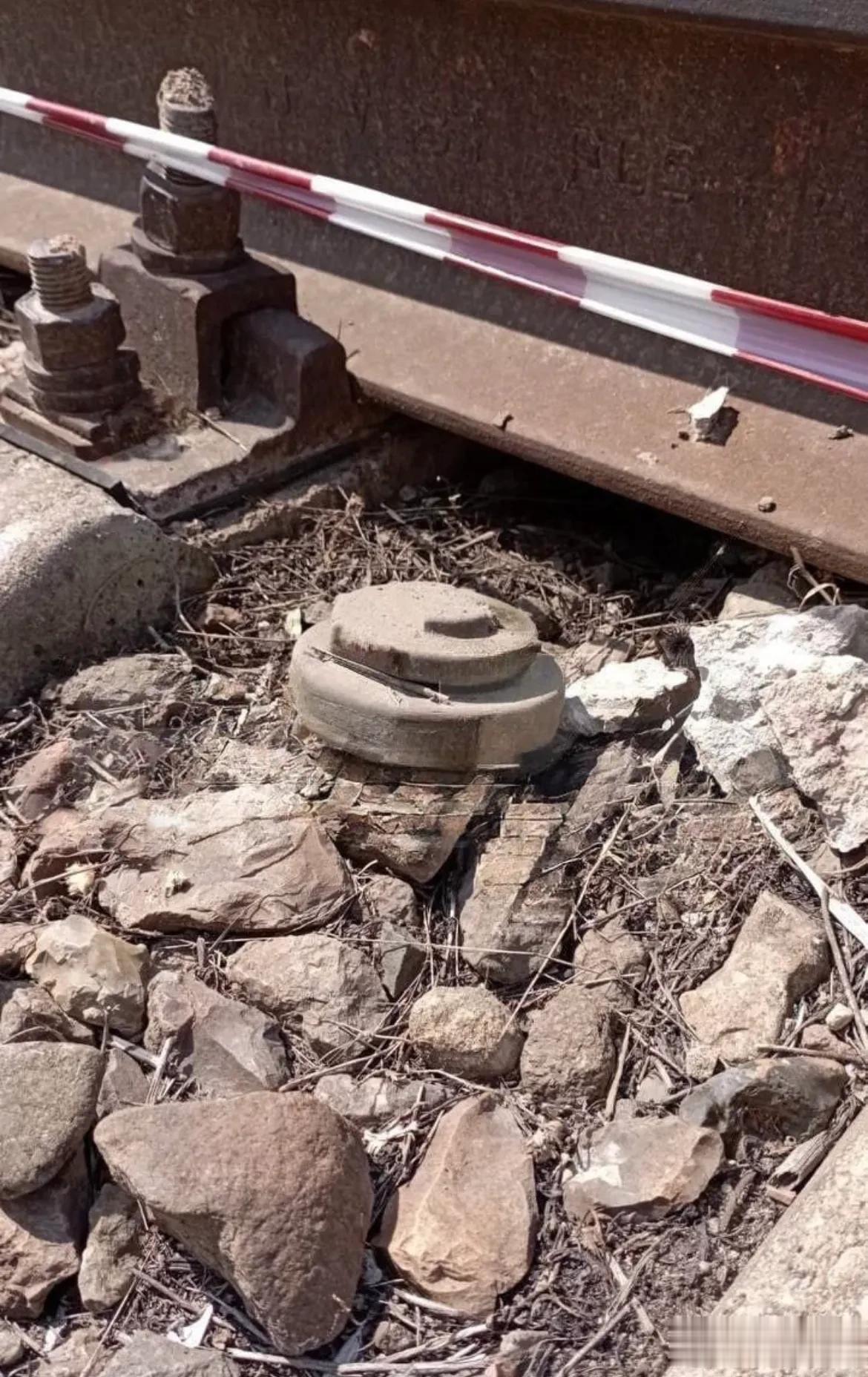 俄罗斯首都莫斯科今天在周边铁轨附近发现了一枚TM62反坦克地雷。这种地雷不是用来