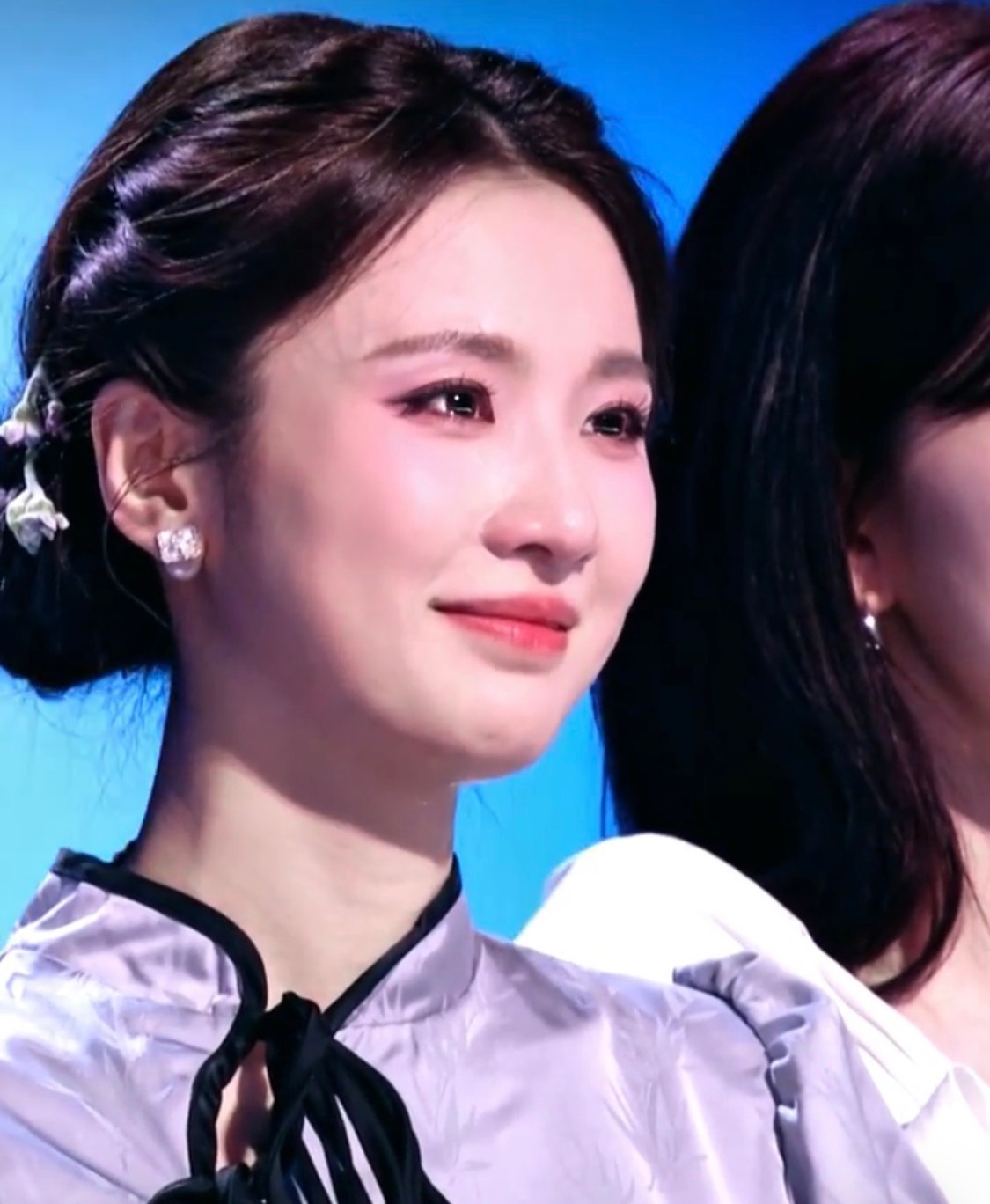 张慧雯我懂了什么叫明媚的忧伤  看张慧雯这一幕，真懂啥是明媚的忧伤啦。她哭得克制