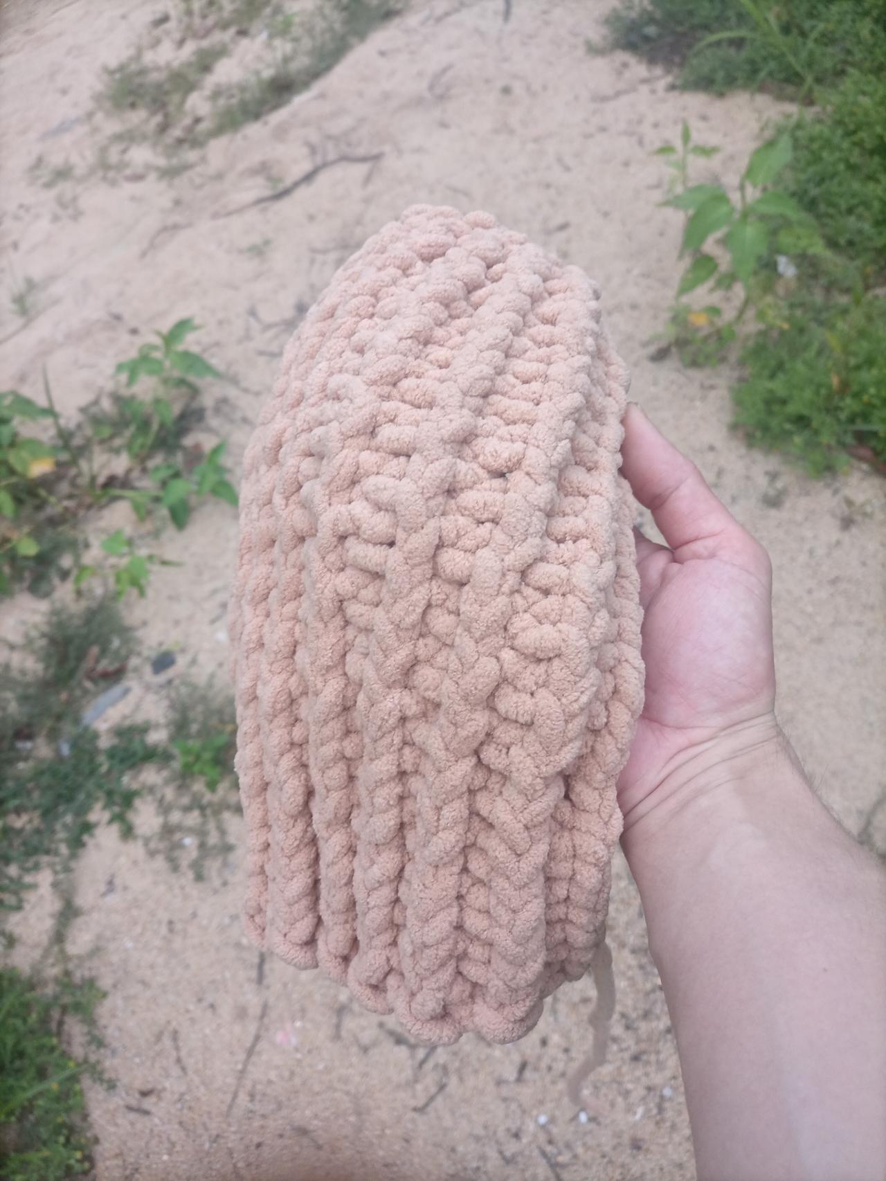 这种面料的织物千万不要买了。这种羊驼色的毛线，我之前用来织围巾的，现在我不想要了