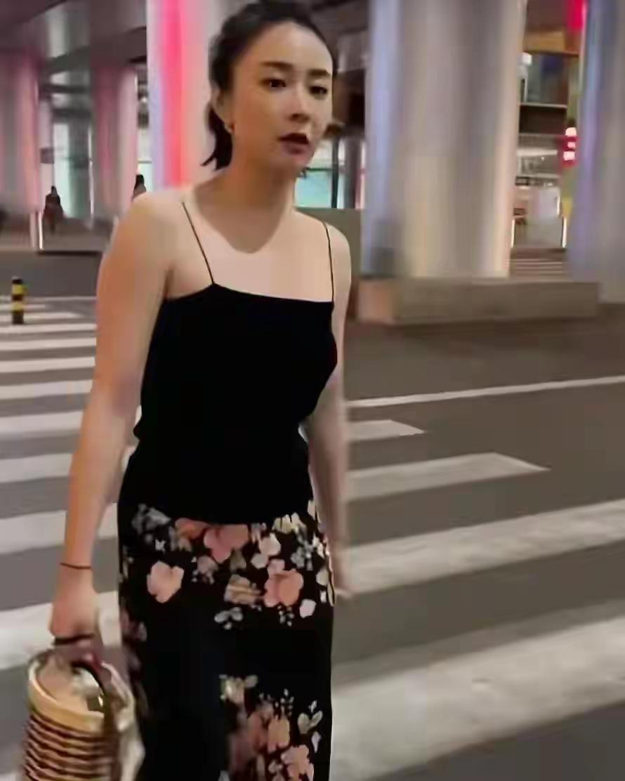 可能是我年轻大了的原因，现在看到别的，无论是年轻人还是像高叶这样的明星穿吊带，总