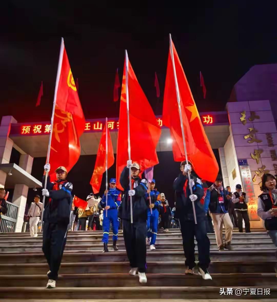 固原二中第31堂“行走的思政课”开讲
3000名师生，凌晨5点出发，向着“任山河