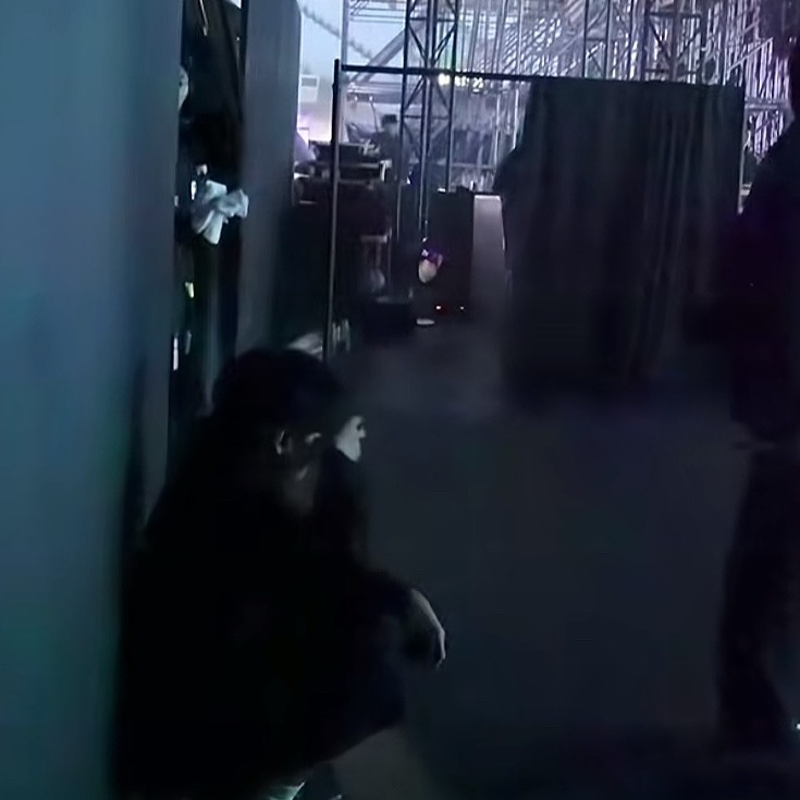 退伍之后时隔两年和粉丝在舞台上见面 小小萌萌一只蹲在墙角哭哭 金泰亨真的对得起所