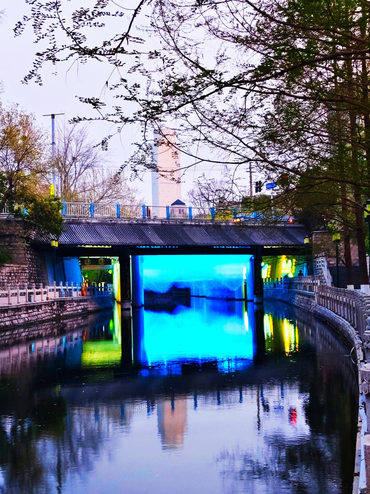 梦幻般的济南青龙桥！昨天下午，兵团战友王约我去济南黑虎泉，青龙桥看夜景，她说青龙