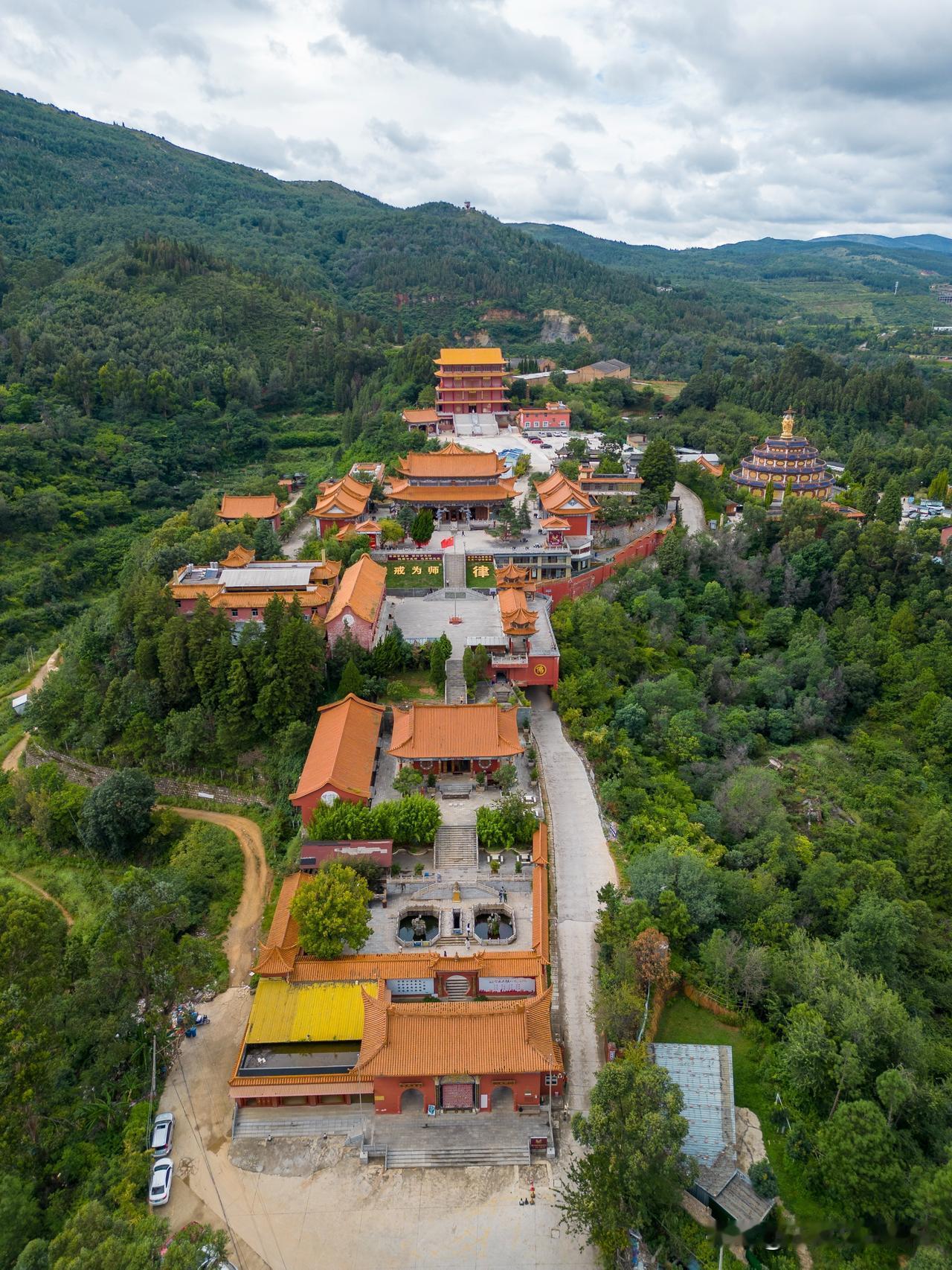 昆明境内的寺庙，虚宁寺（原名虚凝庵），位于昆明北郊，长虫山腹。始建于元代，已有7