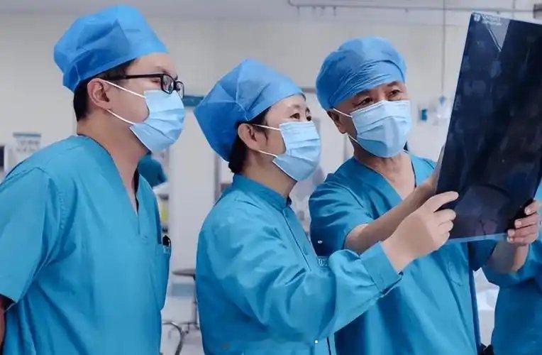 说点实际的，普通人看病怎么避开董小姐此类号。第一，挂45岁以上的医生，因为像董小