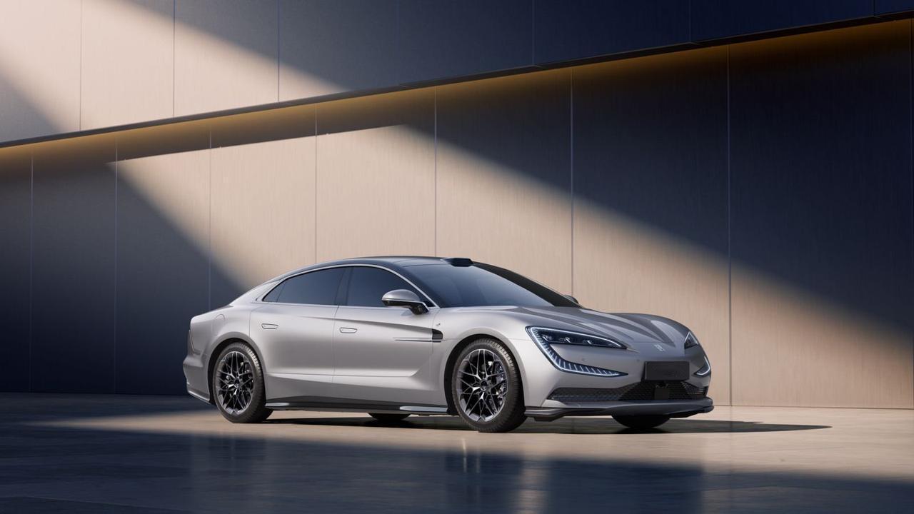 U7 正式上市，以全球首款量产搭载「电悬驾」技术的身份，撕开了新能源汽车技术内卷