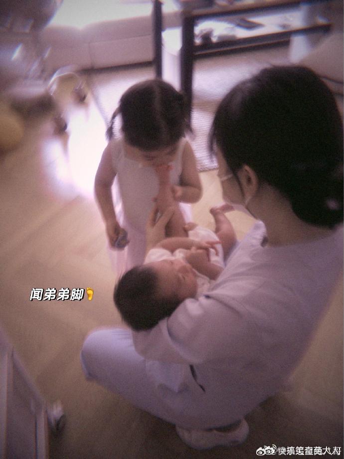 程晓玥说二胎是酒后意外怀的 程晓玥分享二胎经历，称是在朋友婚礼上醉酒后意外怀上的