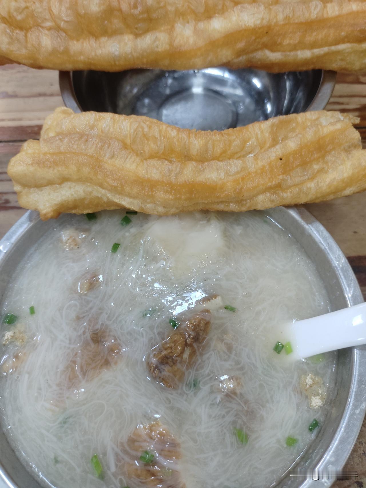 今晚去永和镇吃面线糊！
这家煮的面线糊味道很不错！
一碗面线糊，加了一份炸醋肉、