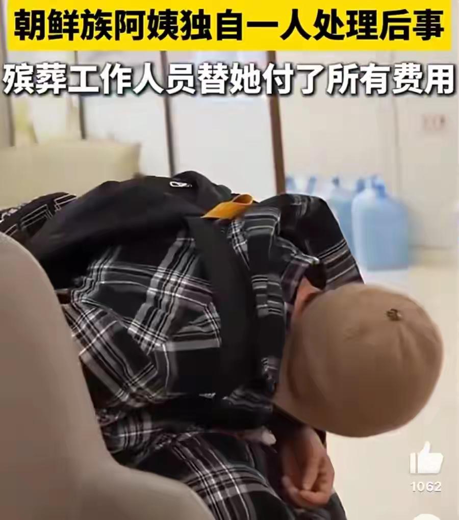 没想到一个旧书包，装着的是一个家庭两代人的离别与孤苦！
 
这场双重失去的悲剧，