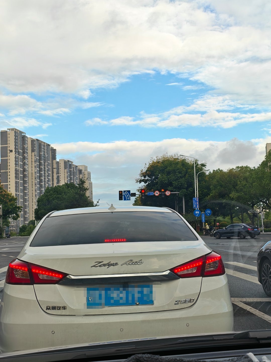 等红绿灯时看到一辆神车：众泰汽车！ ​​​