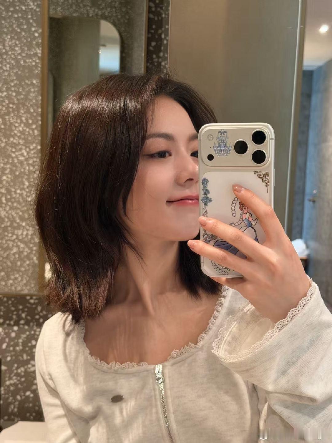 赵今麦手机壳贴纸赵今麦怼脸对镜自拍美晕了 