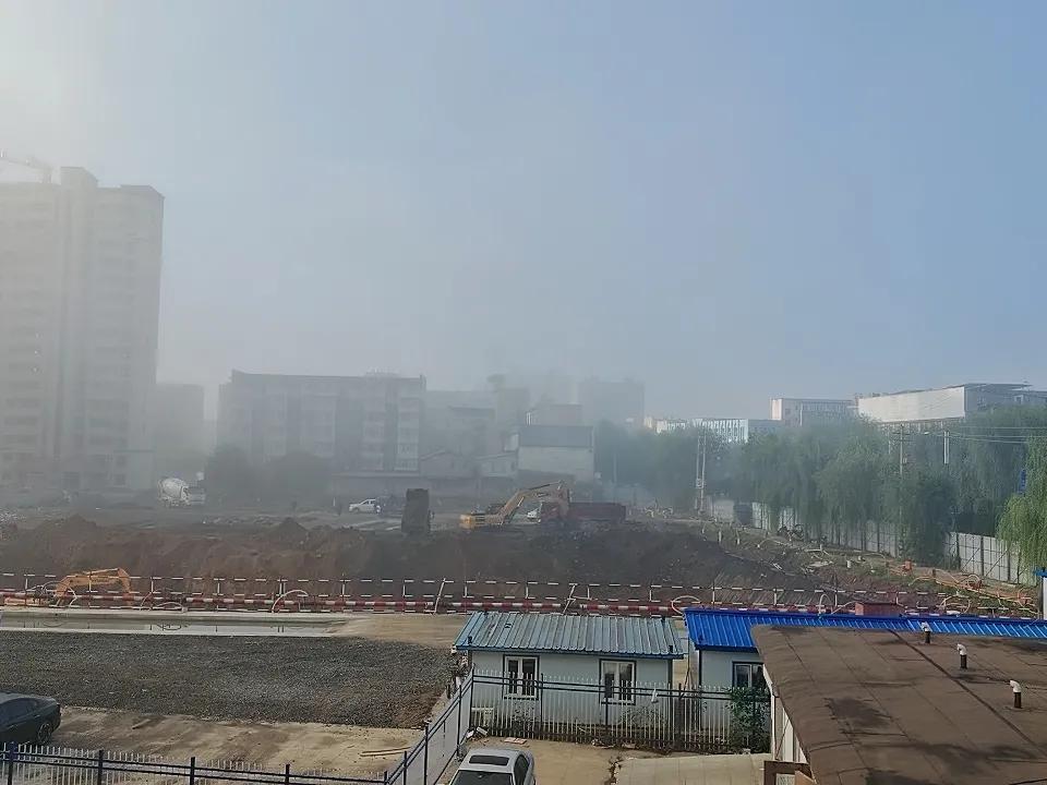 记录工地上的日子晨雾中的工地，热火朝天的施工