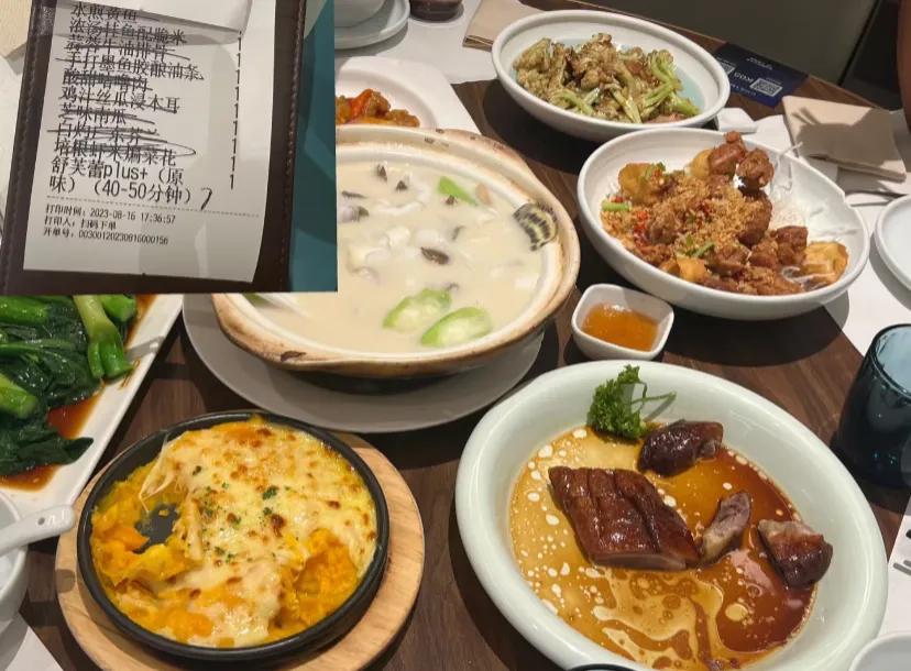 一千块钱吃了一桌预制菜
定位杭州大厦g丽
除了花胶鸡和舒芙蕾，其他上菜都很快，基