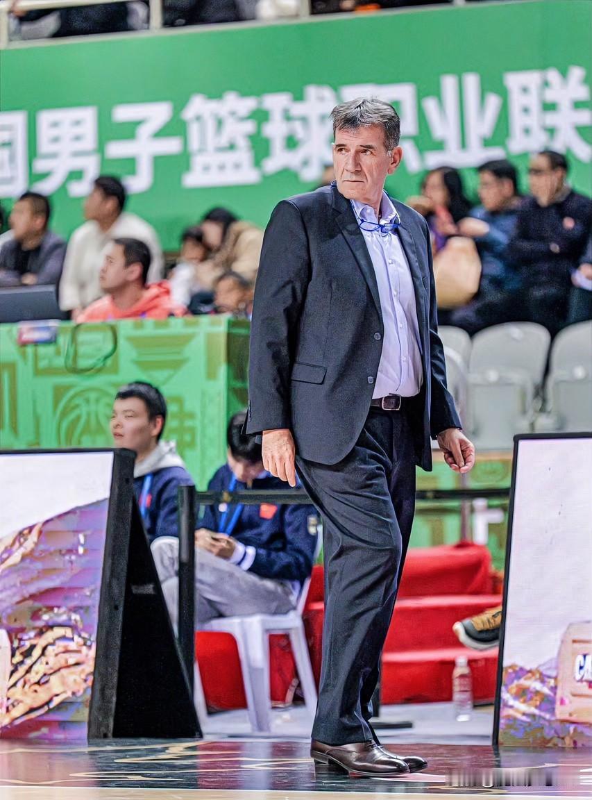 笑死了！
这下全网都知道了，
CBA新赛季还没开始就有球队
换帅了！

就在今天