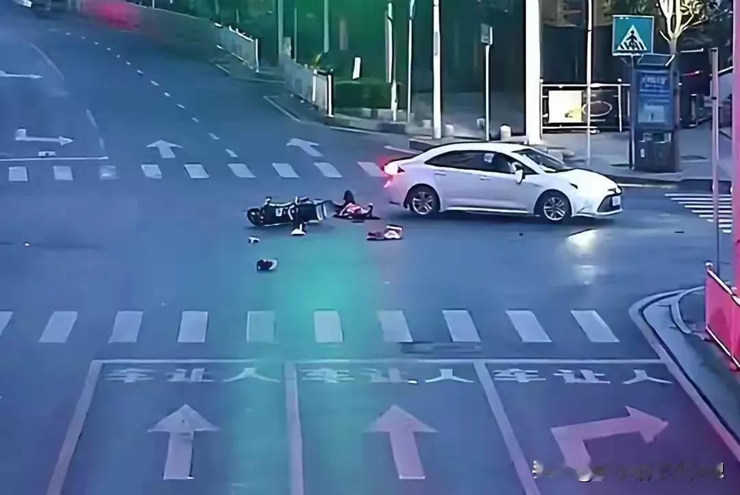 我就发现有些人真的不惜命！今天早上我骑着摩托车带着孩子上幼儿园，红灯亮时，我停了