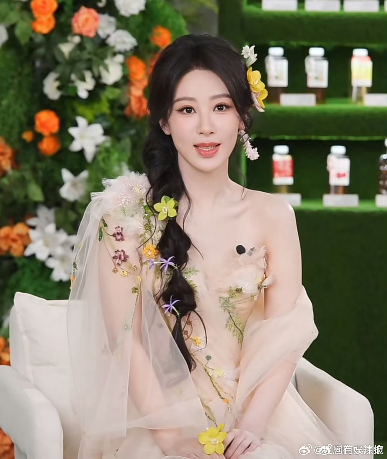 杨紫鲜花侧编发杨紫鸡蛋花侧边编发杨紫鸡蛋花侧边编发好美，不错 