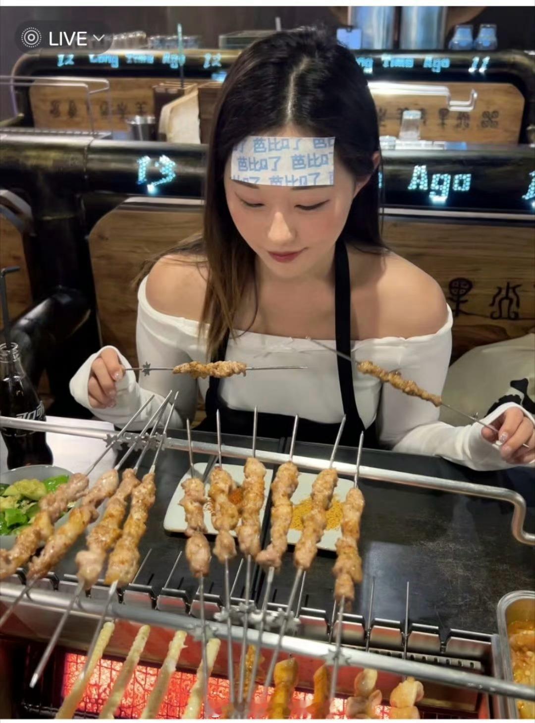 韩国游客上海排队3小时吃羊肉串 多少？？？3小时？救命有没有这么好吃呀[汗][汗