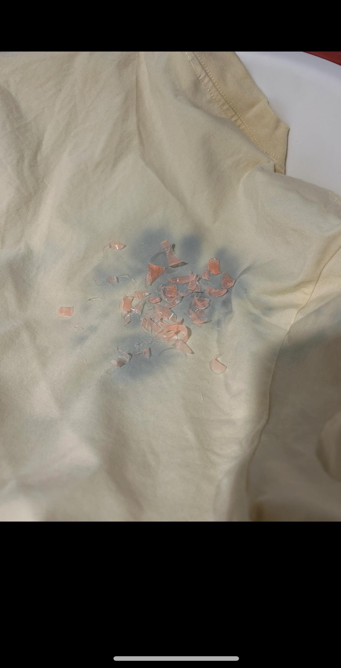 染色的衣服怎么洗？
先用开水烫几遍染色处
这样染色的地方就没有那么明显了
然后把