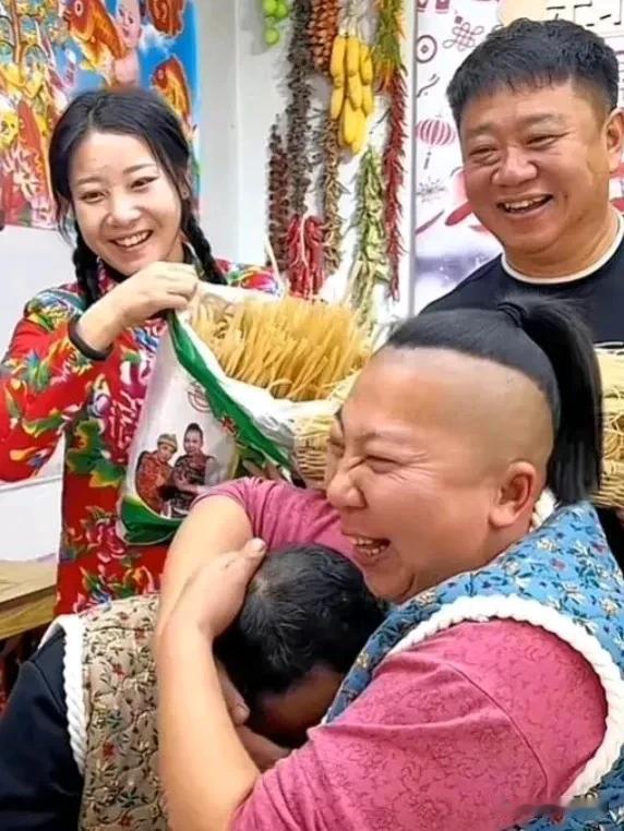 网红雨姐是剃光头扎头发这个吗？
男的还是女的？
同事买红薯粉还送我五斤，
快吃完