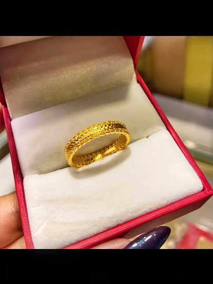 央行狂买黄金金价却暴跌央行一直在买黄金，为啥金价还跌？我琢磨了一下说实话，最近黄
