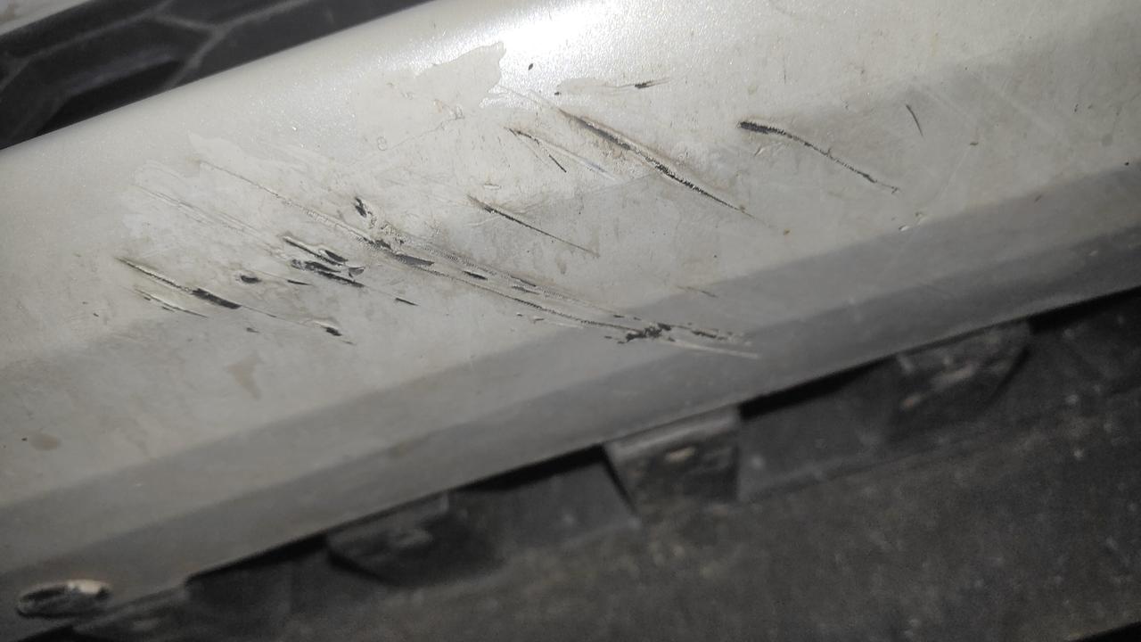 新手真的没必要买新车
你看我这保险杠底下
被刮的几百条划痕
我这还是两年的新车啊