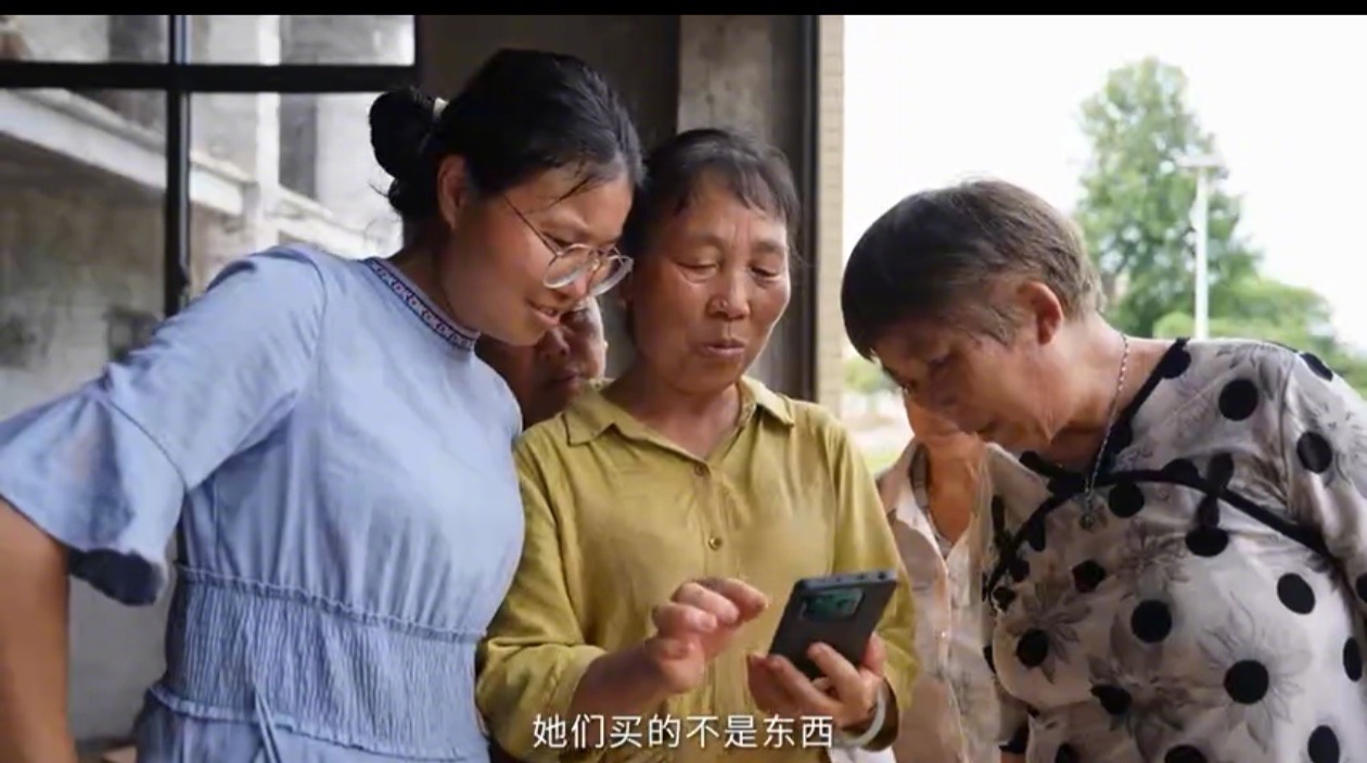 有拼多多后发现村里嬢嬢真会穿 我自己常在嘟嘟给家里长辈添置新衣，对比线下实体店，