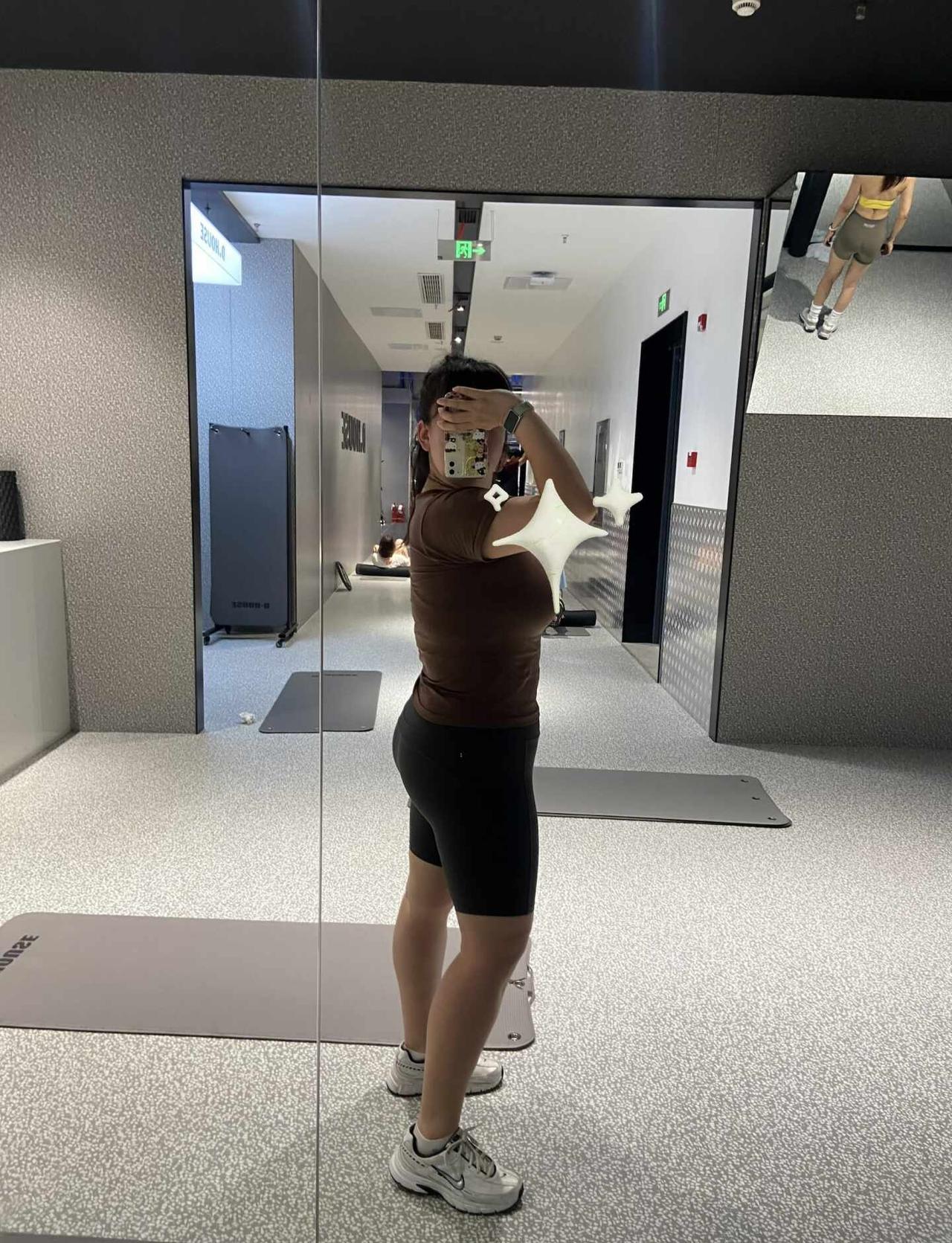 打卡
旁边镜子前的美媚身材超好诶
健身打卡