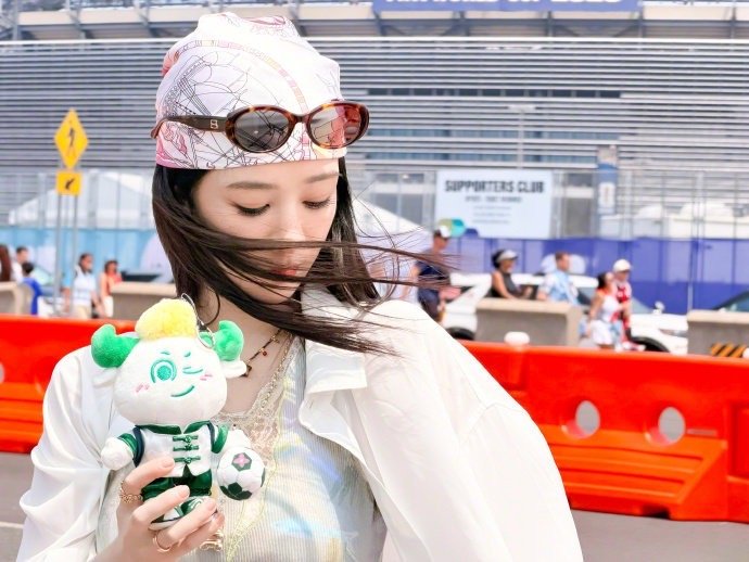 杨紫玉兰花开君再来 💜杨紫董竹君 回首亘年漫月里所有怦然心动，你仍拔得头筹。秋