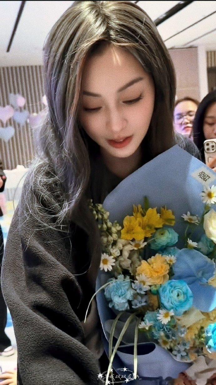 范玮琪晒自拍范玮琪晒自拍报备背词进度，瞬间懂了姐姐们在节目里有多不容易，歌词多到