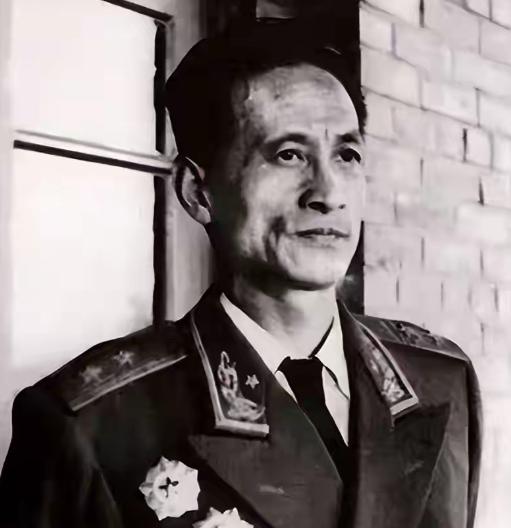 主席正为红军前途发愁，一个俘虏主动站出来，后来成了开国中将。1930年冬天的江西