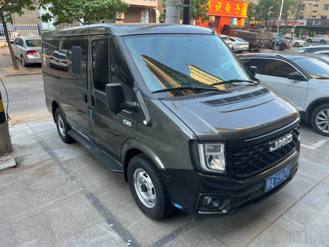 国内各大Van品牌厂商中，要说路上能见度最低的非江铃莫属了，堪称Van圈的阿尔法