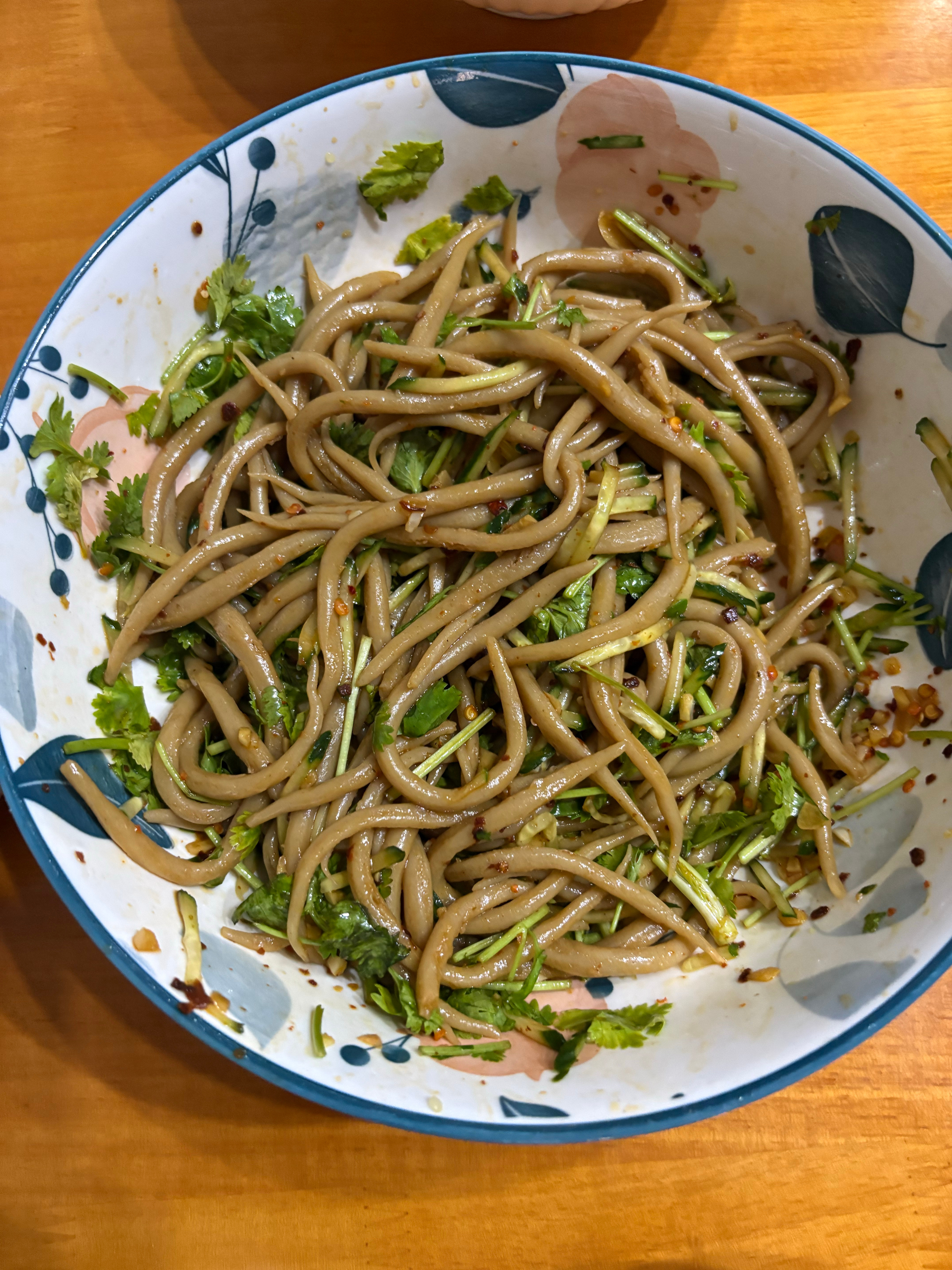 休息天就是做饭刷碗，打扫卫生带娃 
