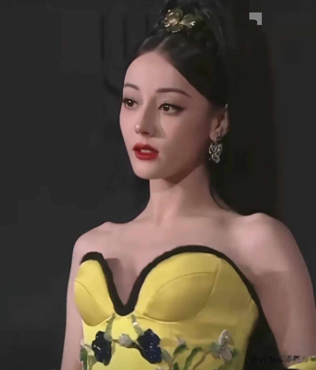 迪丽热巴的一番精心打扮，红毯造型还是翻车了，评论区一片骂声，粉丝控评都忙不赢了！
