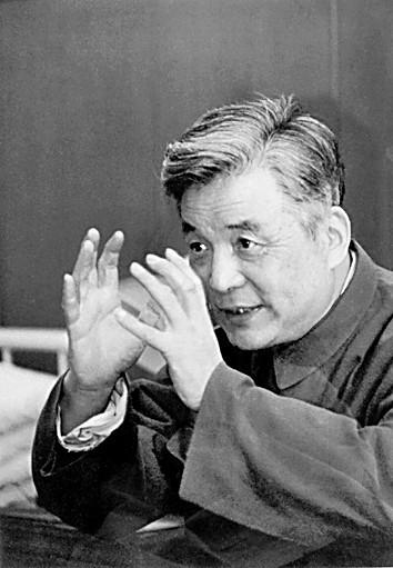 1986年盛夏，邓稼先病危时坚持要去看天安门，可轿车驶过长安街，他却轻声问妻子：