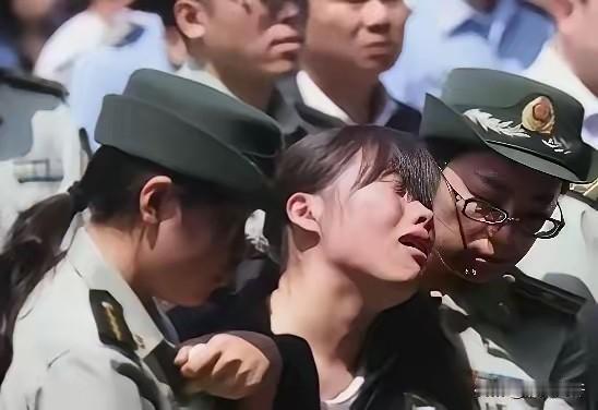 陕西西安，一女子和丈夫离婚后，狠心抛下6岁的儿子离开了，男子选择了再婚，婚后，继