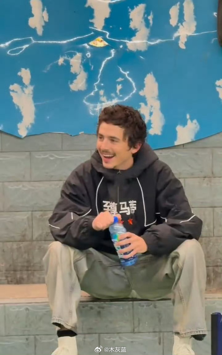 感觉外网尤其是舞台艺术界都在指责甜茶，而他本人在中国上演各种小品玩的不亦乐乎呢。