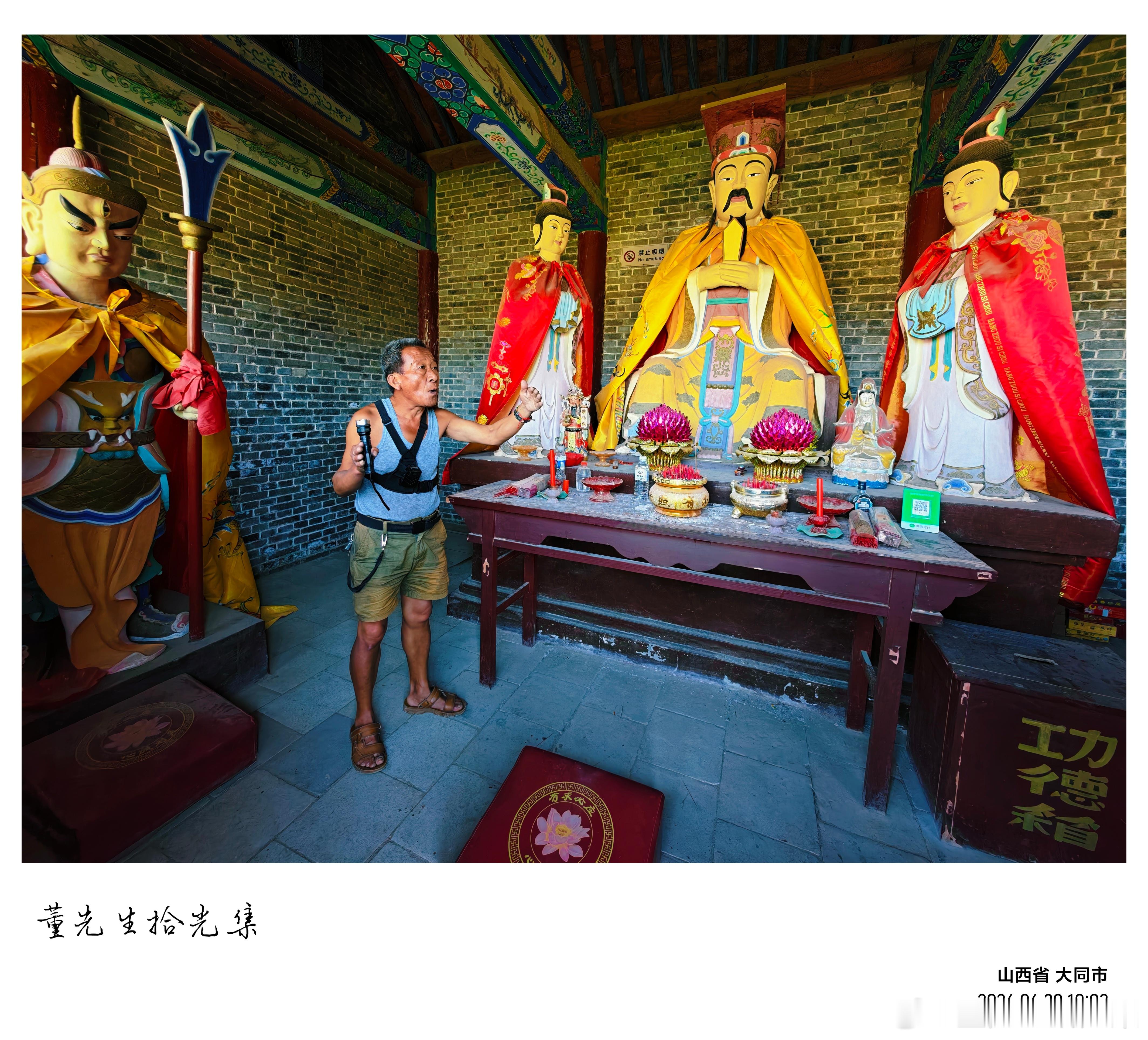鹧鸪天·洪门寺行万里晴光洗碧岑，平坡翠草绕河浔。危岩叠壑流泉落，远岫层云入望深。