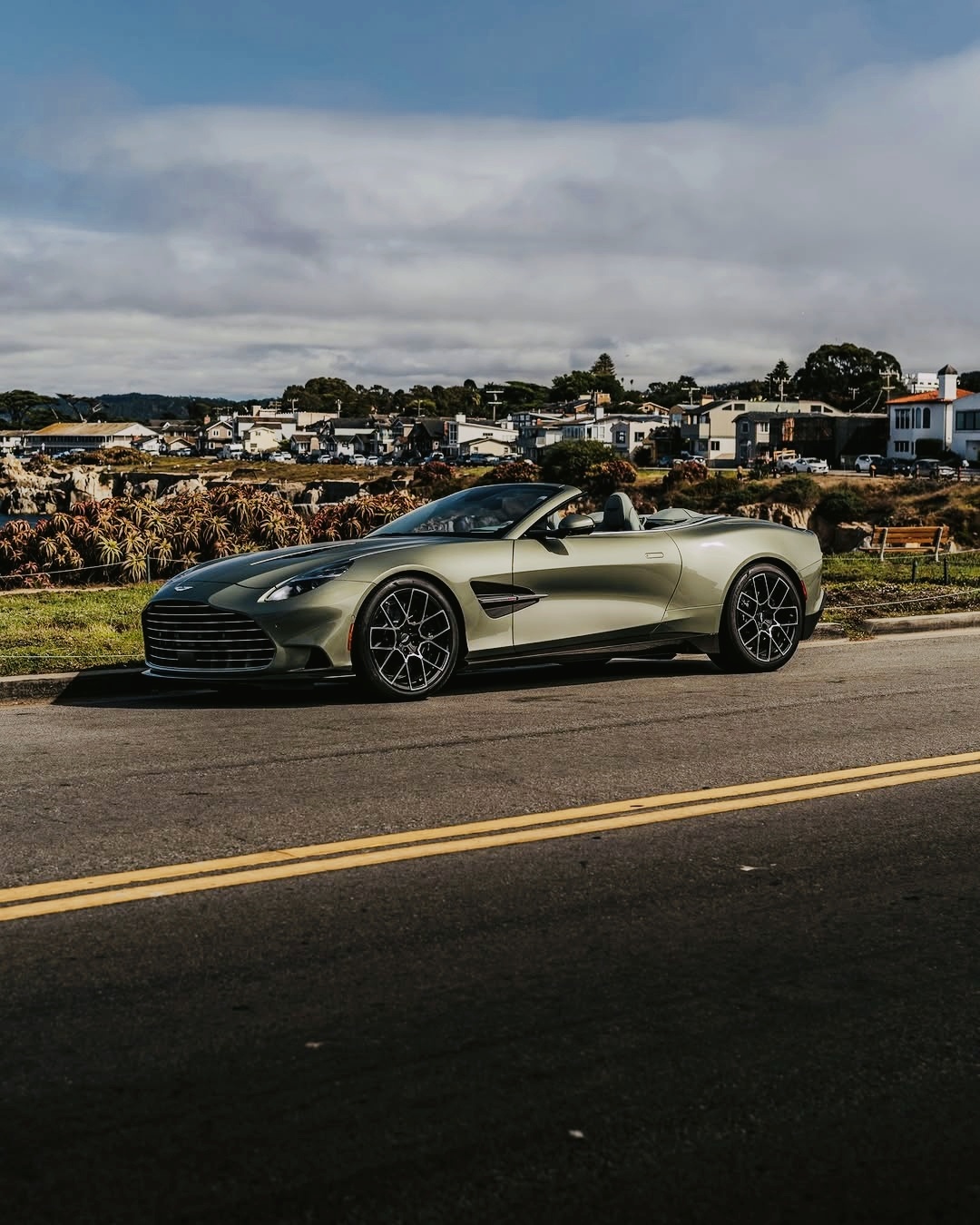 Aston Martin Vanquish Volante 搭载 5.2L V1