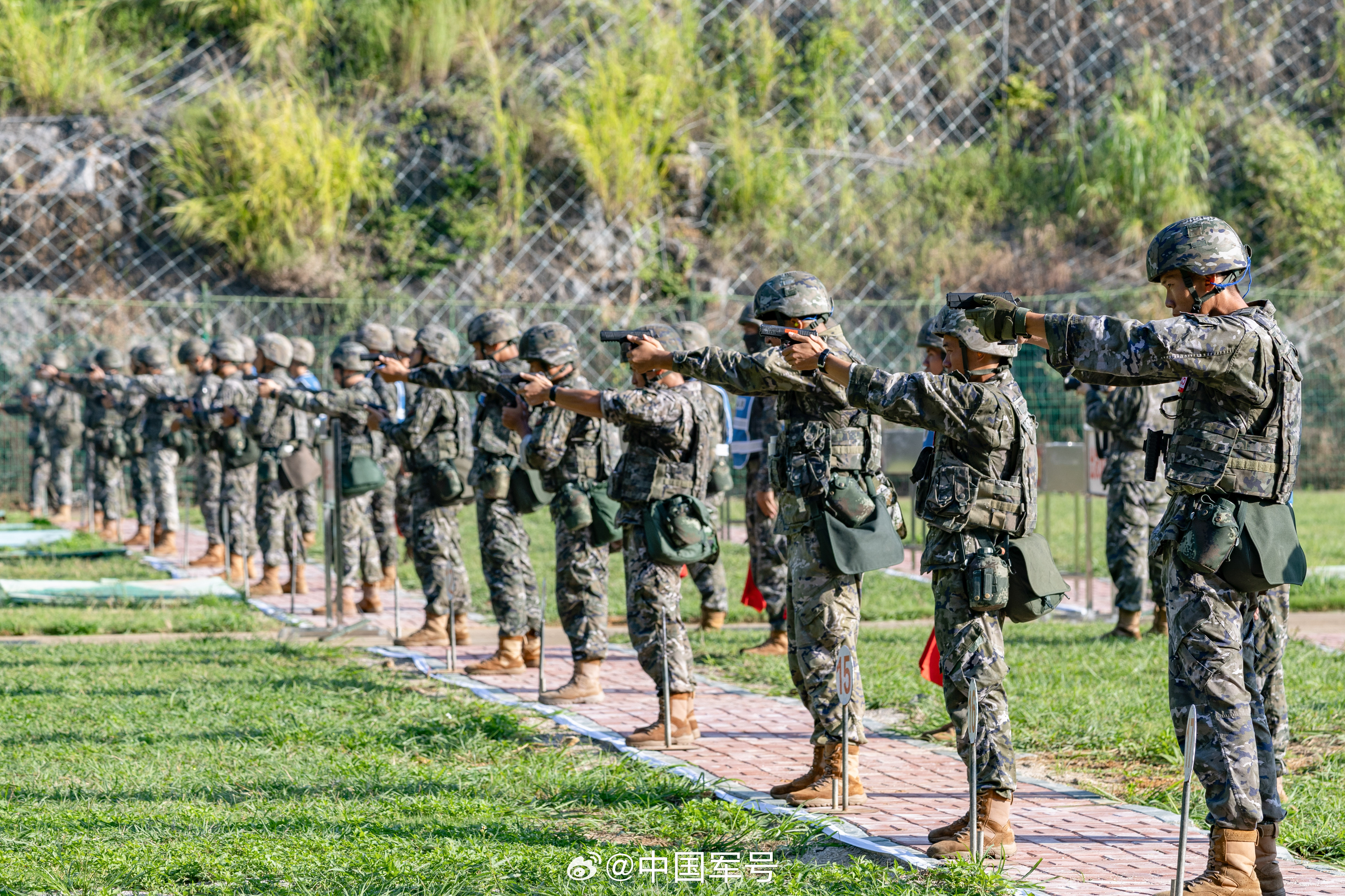 【以赛促训！组图感受群众性比武现场高燃瞬间】近日，武警广西总队组织开展群众性练兵